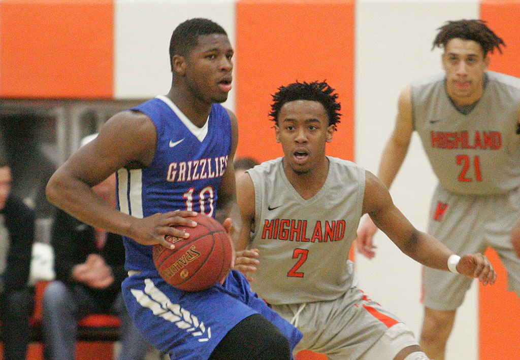 GRIZZLY SOPHOMORE RADSHAD DAVIS looks to pass the ball during Saturday’s NJCAA District 4 Championship Game against Highland Community College in Freeport, Ill. Davis led the Grizzlies in scoring with 18 points. (Photo courtesy Lisa Fernandez/The Journal Standard)