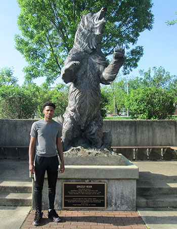DA’VANTRE VITOR, a 6-foot, 2-inch combo guard from Lake Charles, La., has signed a national letter of intent to play for the Missouri State University-West Plains Grizzly Basketball team beginning this fall. Vitor recently made an official visit to campus and had his photo taken near the Grizzly statue, above. (Photo provided)