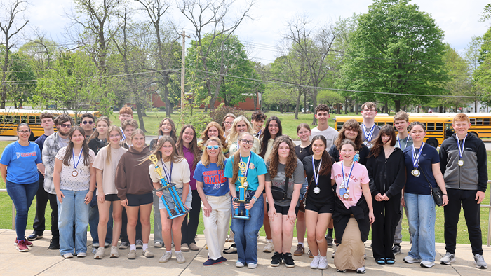 Group photo of Thayer High school Interscholastic Contest contestants